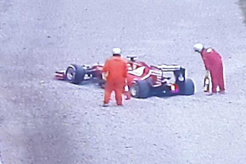 Vettel in sabbia dopo poche curve: bandiera rossa