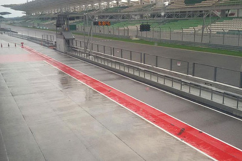 Sepang, Day 1, Ore 17: la pioggia rallenta i team