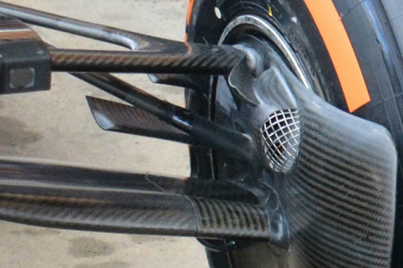 Mercedes: un flap curvilineo per ridurre le turbolenze