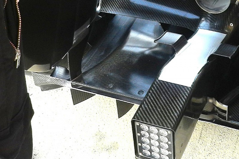 Mercedes: modificato anche l'estrattore posteriore