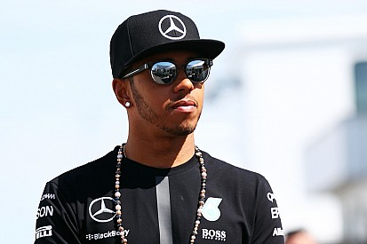 Hamilton tiene "plena confianza" en Mercedes