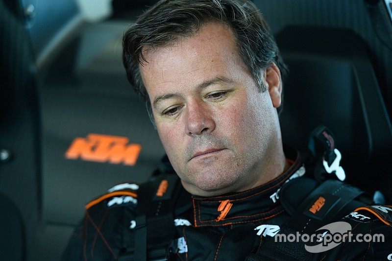 Robby Gordon le pega a un espectador en la Baja 500