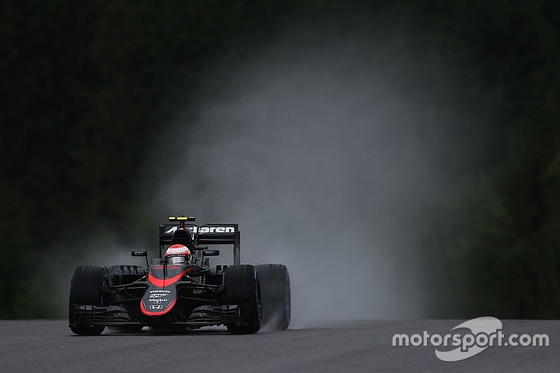 Button deberá luchar en la carrera
