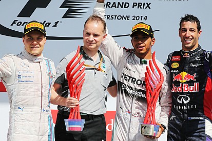 Crítico de troféus, Hamilton quer prêmio de ouro ao invés de plástico