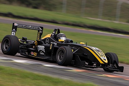 Lutador de MMA, canadense se aventura no automobilismo brasileiro