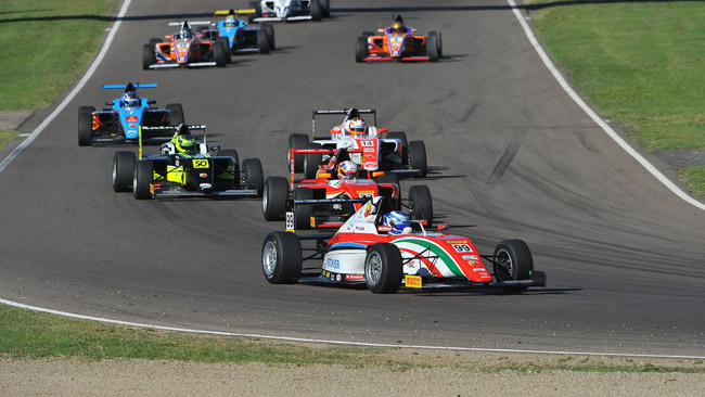 Si scaldano i motori della F.4 in vista del Mugello