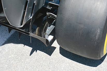Mercedes: inserti di metallo all'esterno del diffusore