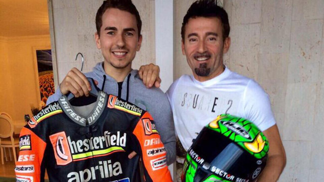 Scambio di doni tra Jorge Lorenzo e Max Biaggi