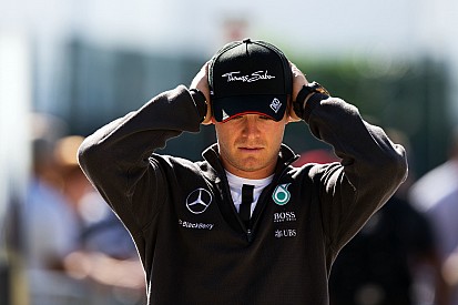 Rosberg admite dificuldades com freios da Mercedes