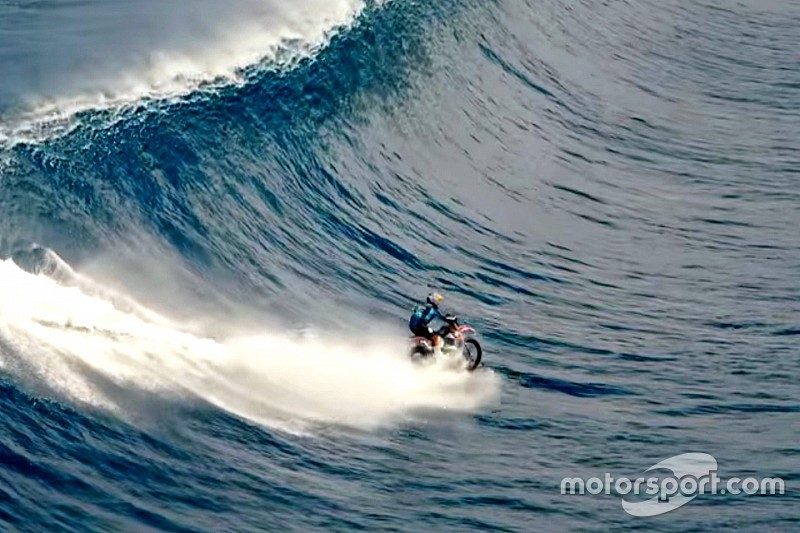 Vidéo - Pipe Dreams, ou l'art unique de surfer à moto!