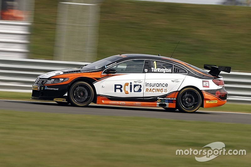 Turkington domina la primera carrera en Snetterton