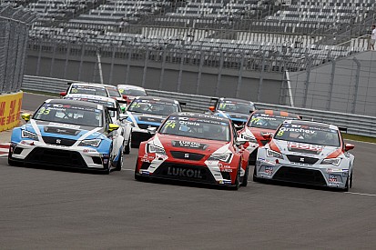 Le vetture TCR in azione al carnevale di Singapore