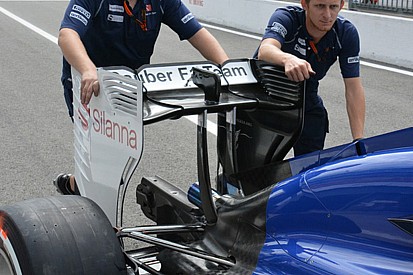 Sauber: l'ala posteriore si abbassa ai lati