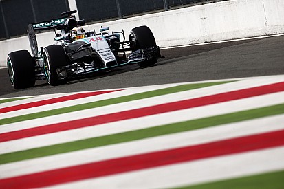 Mercedes aplasta a sus rivales en la 1° práctica de Italia
