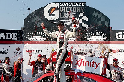 Daniel Suárez, tercero en Darlington; Hamlin fue el ganador