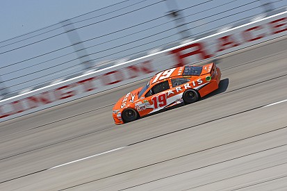 Rei da maratona, Edwards vence em Darlington