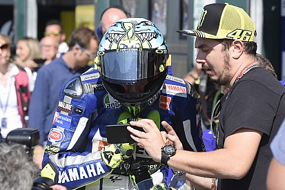 Rossi, sancionado con un punto por molestar a Lorenzo