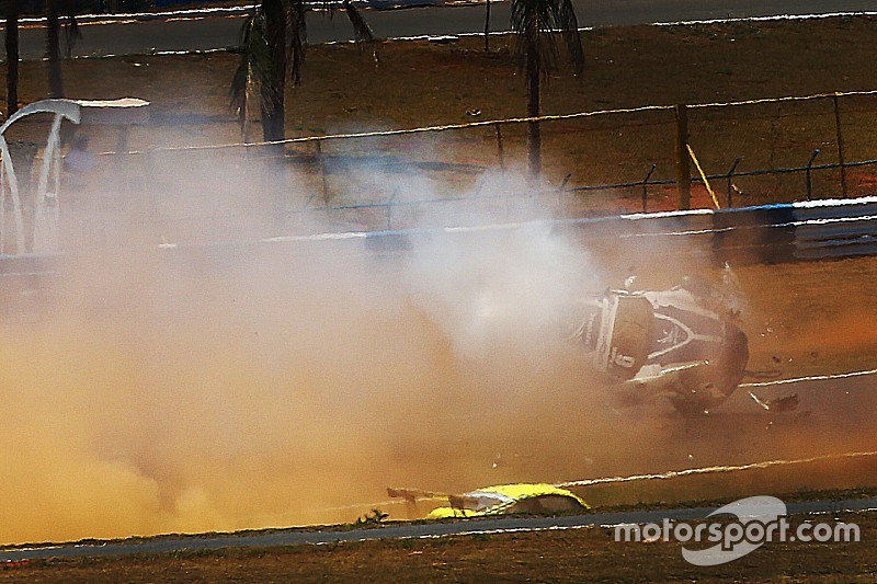 Do hospital, Piquet divulga foto com rosto muito machucado