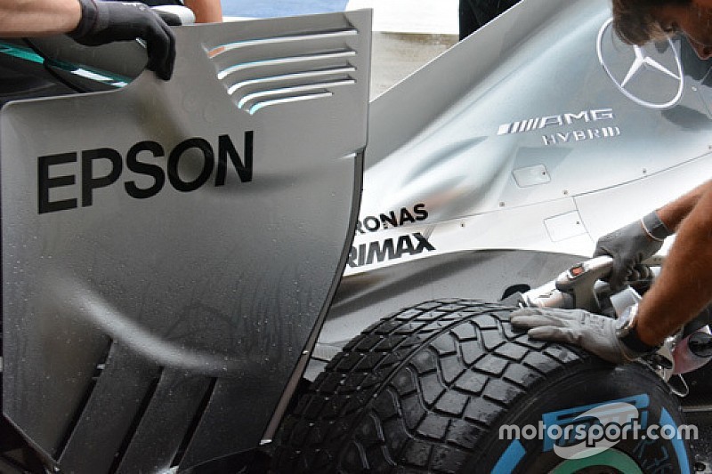 Mercedes: lungo slot verticale sulla paratia laterale