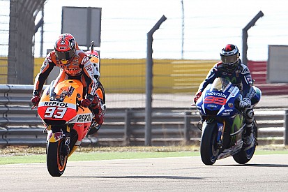 Márquez baja el récord de Aragón para lograr la pole y luego choca