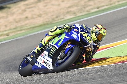 Rossi se cae durante las pruebas de Michelin en Aragón