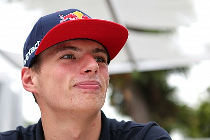 "Muitos times de ponta procuram Verstappen", diz Ecclestone