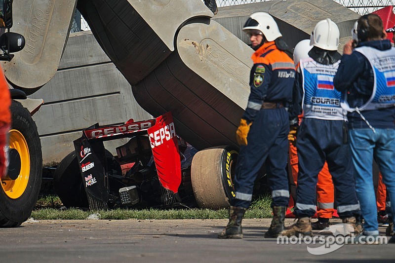 Sainz sobrevive a un gran accidente en la práctica 3