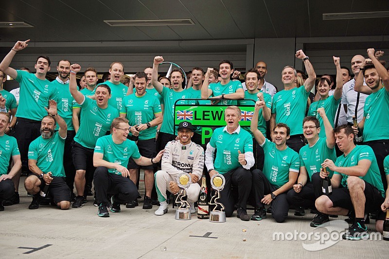 Mercedes se coronó campeón tras la sanción a Raikkonen
