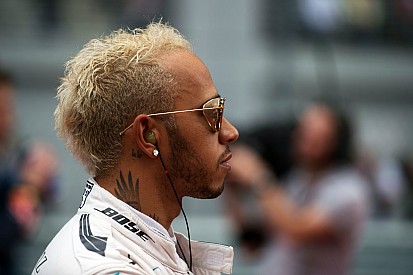 Hamilton merece o campeonato de 2015, diz chefe