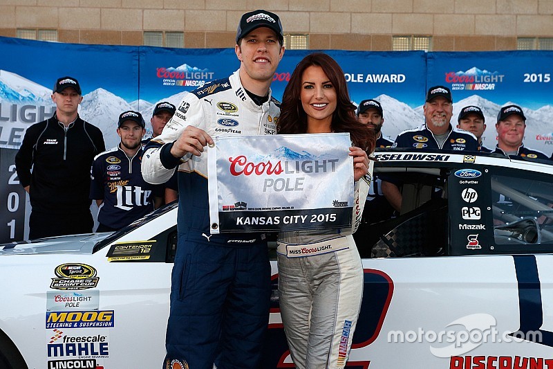 Keselowski gana una agridulce pole en Kansas