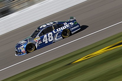 Jimmie Johnson logró la mejor vuelta en la Happy Hour en Kansas