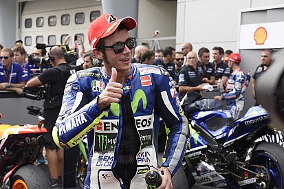 Rossi saldrá desde el fondo en Valencia, pero mantiene sus puntos