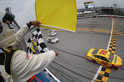 Logano venció en un controversial final en Talladega