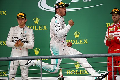 Frustrado, Rosberg "devolve" boné de forma rude a Hamilton