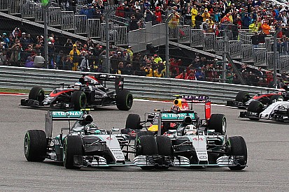 Mercedes plant gesprek met Hamilton over rijstijl