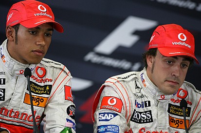 Desafeto dos tempos de McLaren, Alonso parabeniza Hamilton