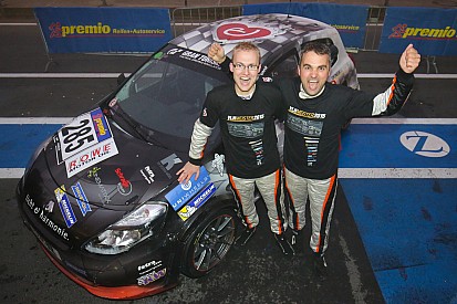„Der Wahnsinn“: Dirk und Tim Groneck gewinnen VLN-Titel 2015