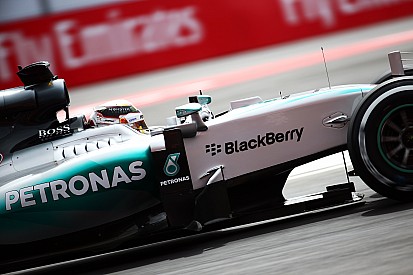 Hamilton tiene razón al cuestionar las órdenes, dijo Wolff