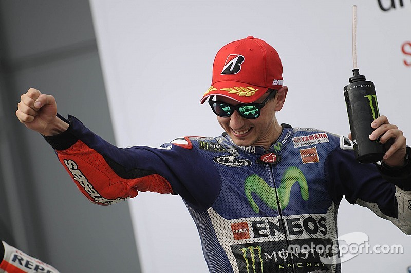 Lorenzo absorbe la presión a pesar de un neumático
