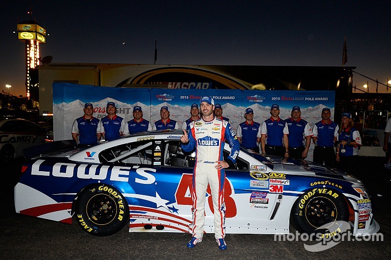 Johnson obtiene la pole en Phoenix