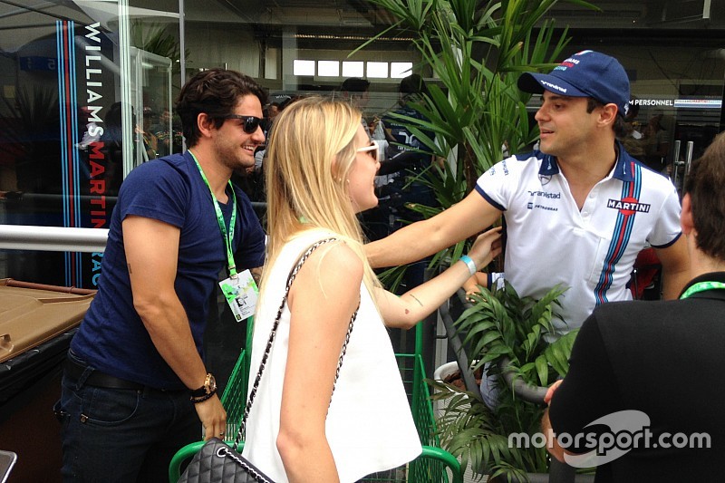 Ao lado de Fiorella, Pato visita o paddock em Interlagos