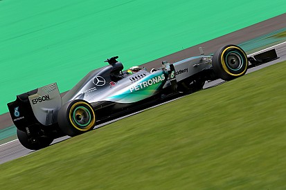 Hamilton, inconforme con la estrategia de Mercedes