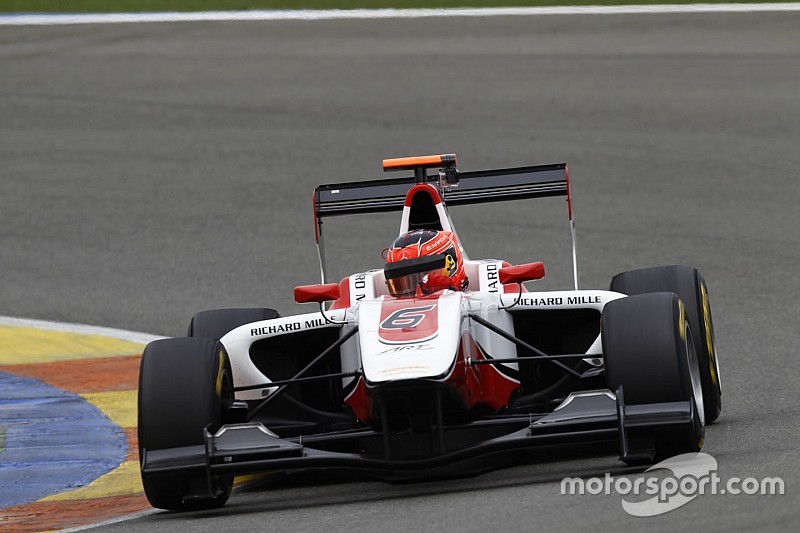 Ocon voorbij aan Ghiotto in klassement na GP3-pole op Bahrein