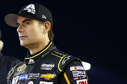 Jeff Gordon termina su carrera con una celebración, pero no el campeonato