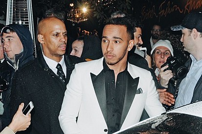Hamilton relaxa antes de GP final e prestigia evento de moda