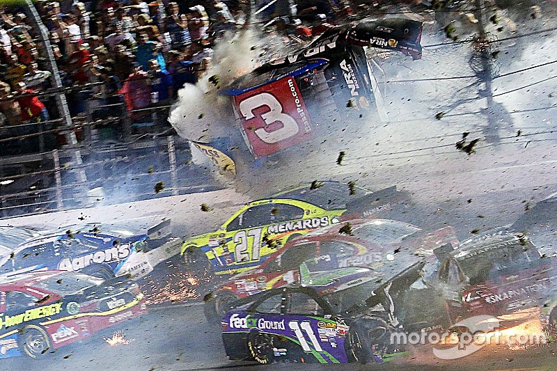 Fotostrecke: Die härtesten NASCAR-Crashs 2015