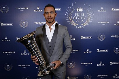 Hamilton recibió su trofeo de campeón en la gala de la FIA