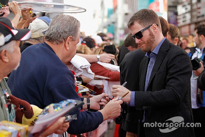 Earnhardt Jr, el piloto más popular de NASCAR por décimo tercer año al hilo