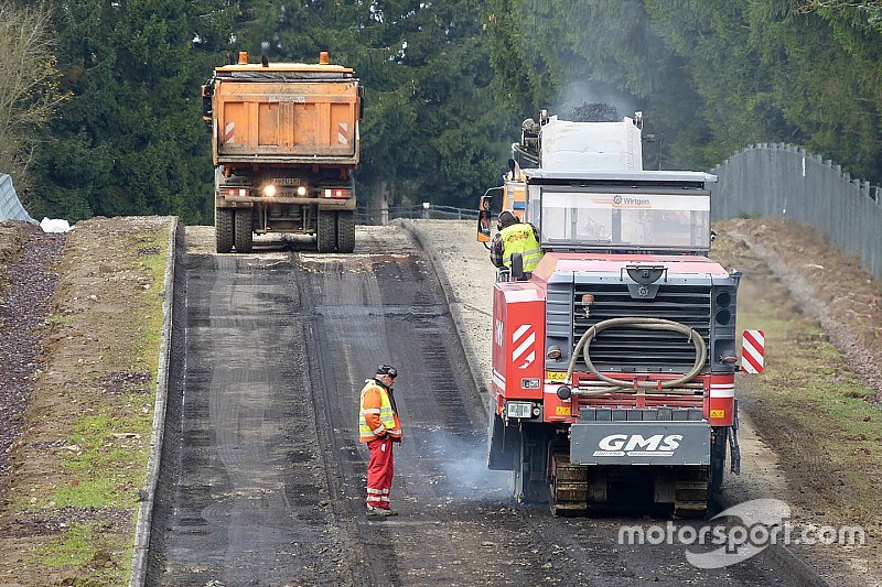 Erste Asphaltarbeiten: Die Nürburgring-Nordschleife als Baustelle