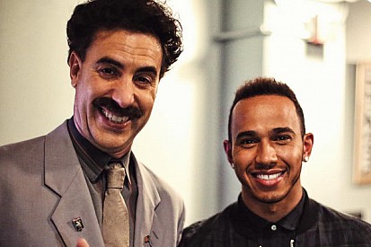 Hamilton ouve piadas de Borat e anda de monociclo em programa